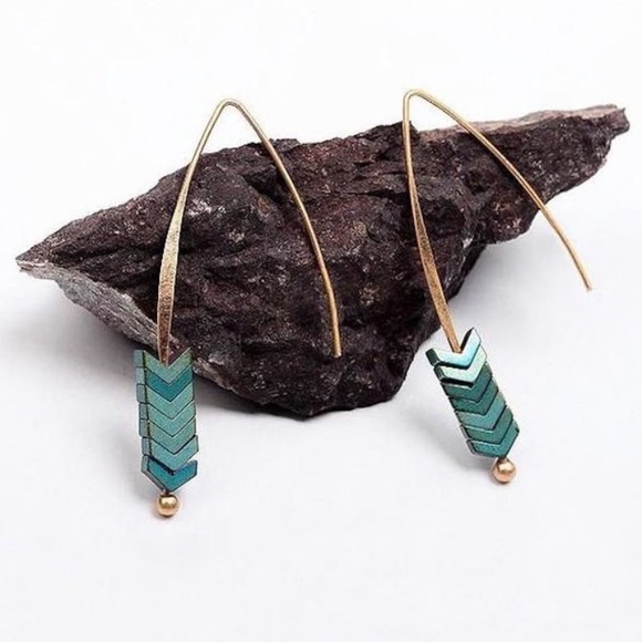 Jewelry - Gold and green arrow earrings